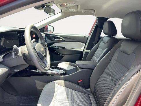 Used 2025 Chevrolet Trax LT FWD image 9