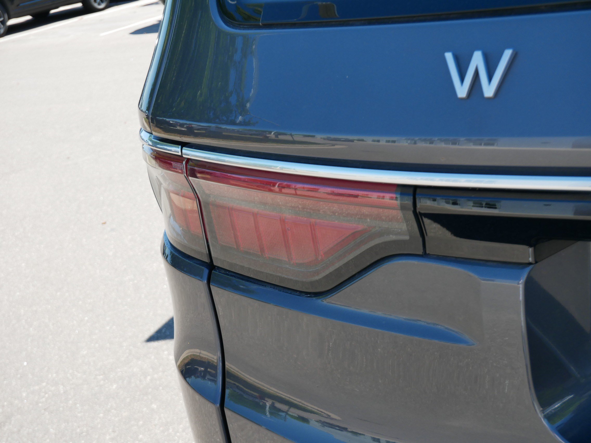 Used 2023 Jeep Wagoneer 4WD w/ Premium Group I image 17