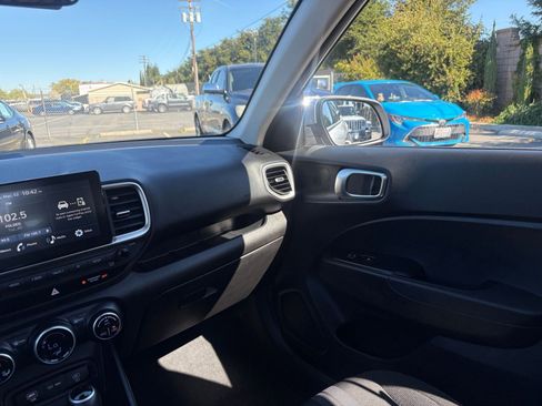Used 2025 Hyundai Venue SEL image 35