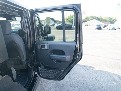 Certified 2024 Jeep Gladiator Rubicon w/ Technology Group image 13