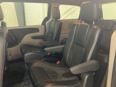 Used 2019 Dodge Grand Caravan SXT image 19