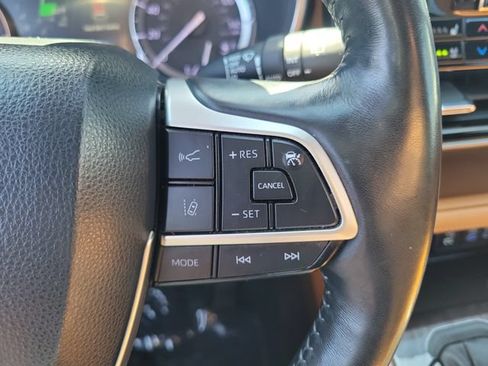 Used 2022 Toyota Highlander Platinum FWD image 6