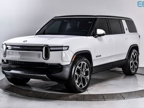 Used 2025 Rivian R1S Adventure image 2