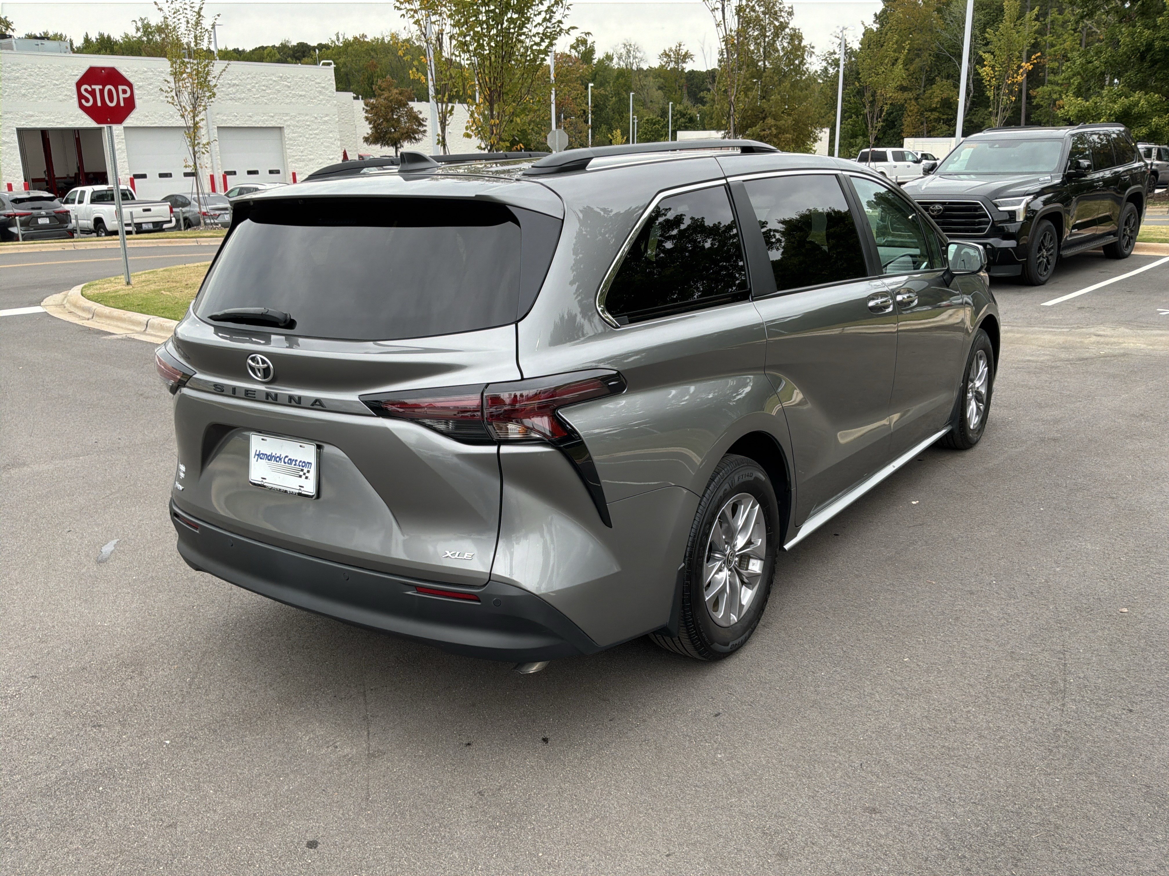 Used 2026 Toyota Sienna XLE FWD image 10