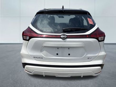 Used 2023 Nissan Kicks SV FWD image 3
