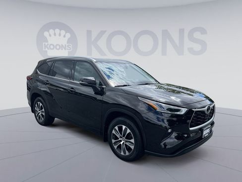 Used 2021 Toyota Highlander XLE AWD/4WD image 10