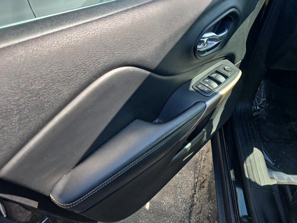 Certified 2018 Jeep Cherokee Limited AWD/4WD image 31