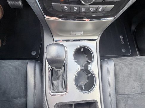 Used 2021 Jeep Grand Cherokee Laredo X image 18