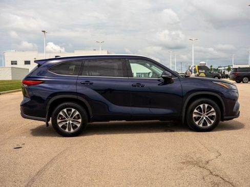Used 2022 Toyota Highlander XLE AWD/4WD image 8