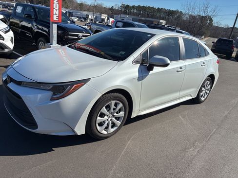 Used 2023 Toyota Corolla LE image 3