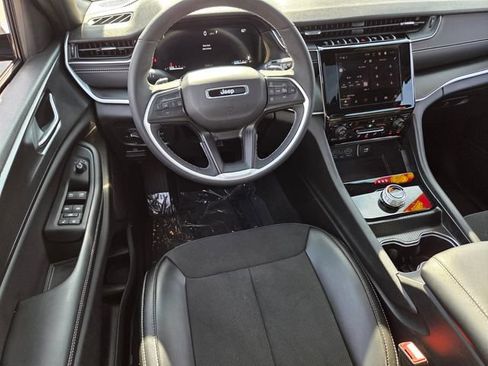 Used 2025 Jeep Grand Cherokee L Altitude AWD/4WD image 7