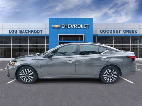 Used 2024 Nissan Altima 2.5 SV image 3