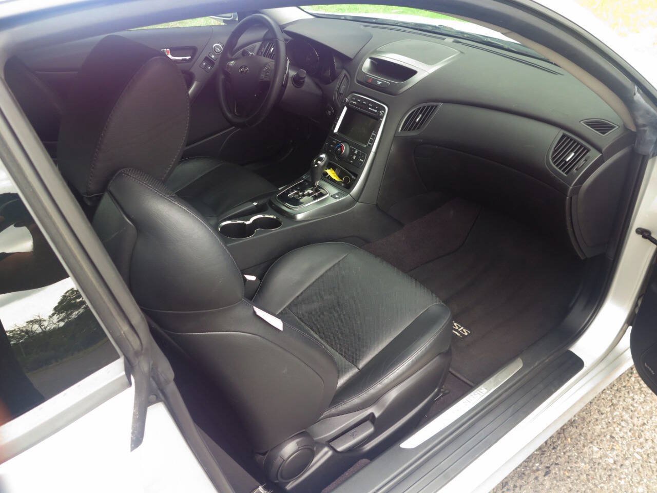 Used 2011 Hyundai Genesis 3.8 RWD image 14