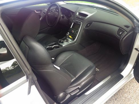 Used 2011 Hyundai Genesis 3.8 RWD image 14