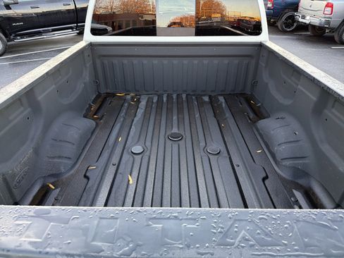 Used 2019 Nissan Titan SV w/ SV Convenience Package image 19