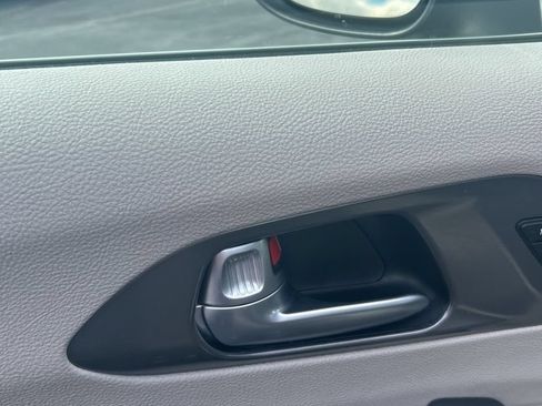 Used 2023 Chrysler Pacifica Touring-L FWD image 24