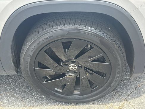 Used 2025 Volkswagen Atlas SE w/ Panoramic Sunroof Package FWD image 12