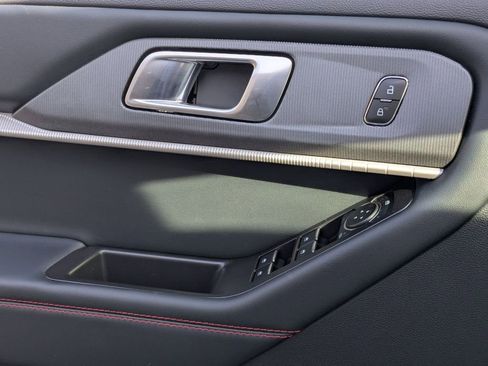 Used 2025 Ford Explorer ST-Line w/ ST-Line Street Pack image 13