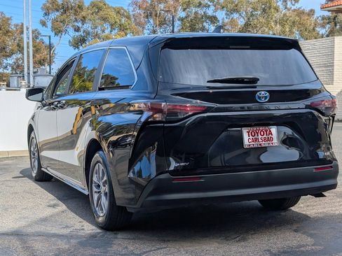 Used 2025 Toyota Sienna LE image 13