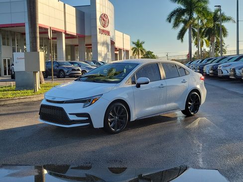 Used 2025 Toyota Corolla SE image 2