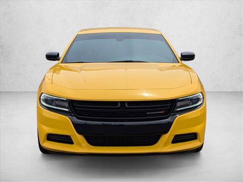 Used 2017 Dodge Charger SE w/ Blacktop Package RWD image 2