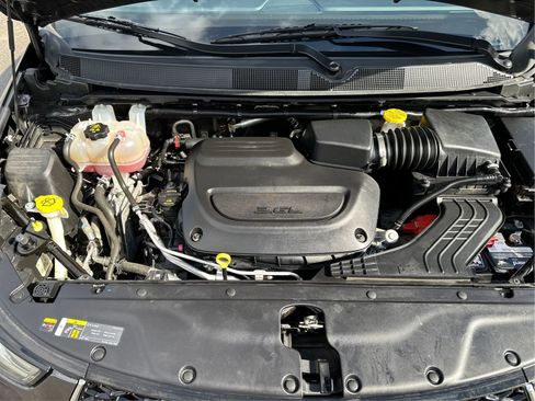 Used 2023 Chrysler Pacifica Touring-L FWD image 23