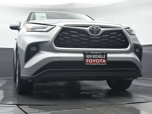 Used 2022 Toyota Highlander LE AWD/4WD image 37