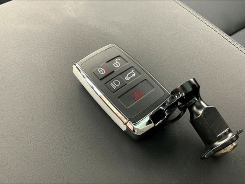 Used 2025 Land Rover Defender 110 X-Dynamic SE image 13