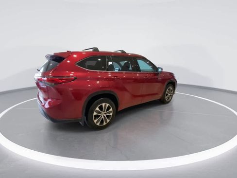 Certified 2021 Toyota Highlander XLE image 8