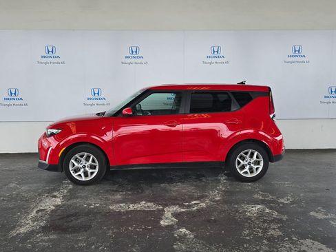 Used 2025 Kia Soul LX FWD image 3