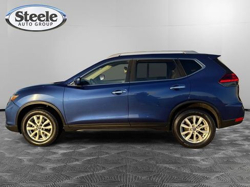Used 2017 Nissan Rogue SV image 2