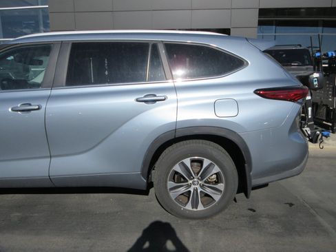 Used 2023 Toyota Highlander XLE AWD/4WD image 4