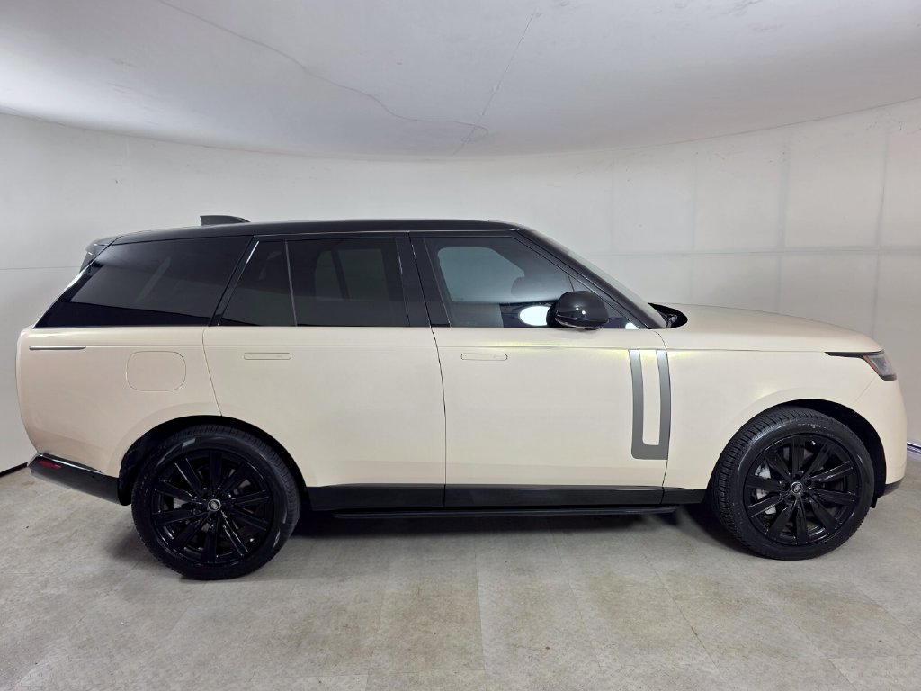Used 2025 Land Rover Range Rover SE AWD/4WD image 3