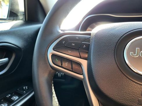 Used 2020 Jeep Cherokee Latitude Plus image 5