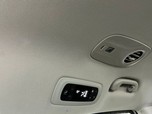 Used 2024 Chrysler Pacifica Touring-L image 28