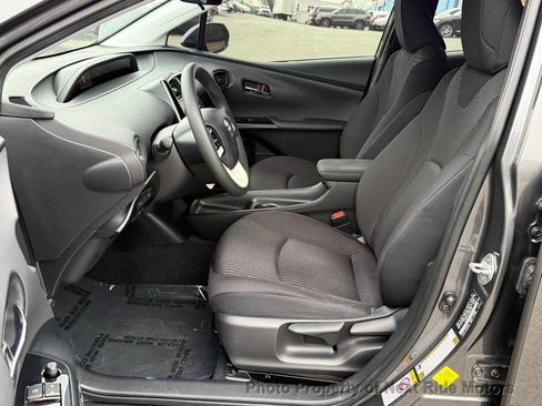 Used 2017 Toyota Prius image 7