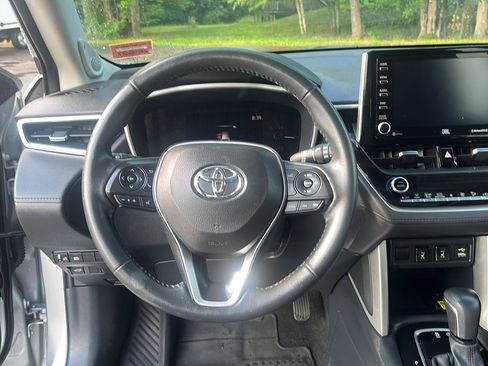 Used 2022 Toyota Corolla Cross XLE w/ Convenience Package AWD/4WD image 12