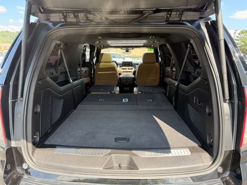 Used 2021 Chevrolet Suburban Premier w/ Premium Package AWD/4WD image 12