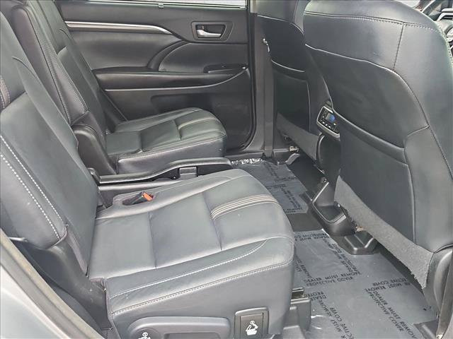 Used 2017 Toyota Highlander SE FWD image 25