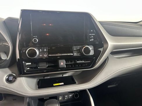 Used 2023 Toyota Highlander XLE AWD/4WD image 15