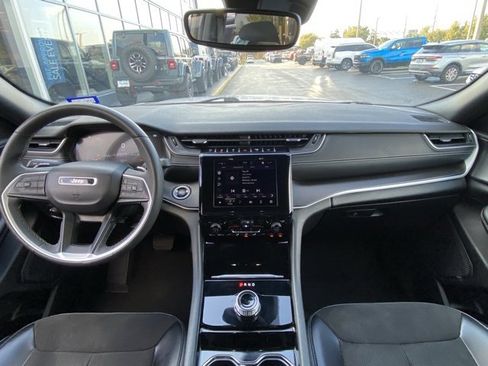 Used 2023 Jeep Grand Cherokee L Laredo image 15