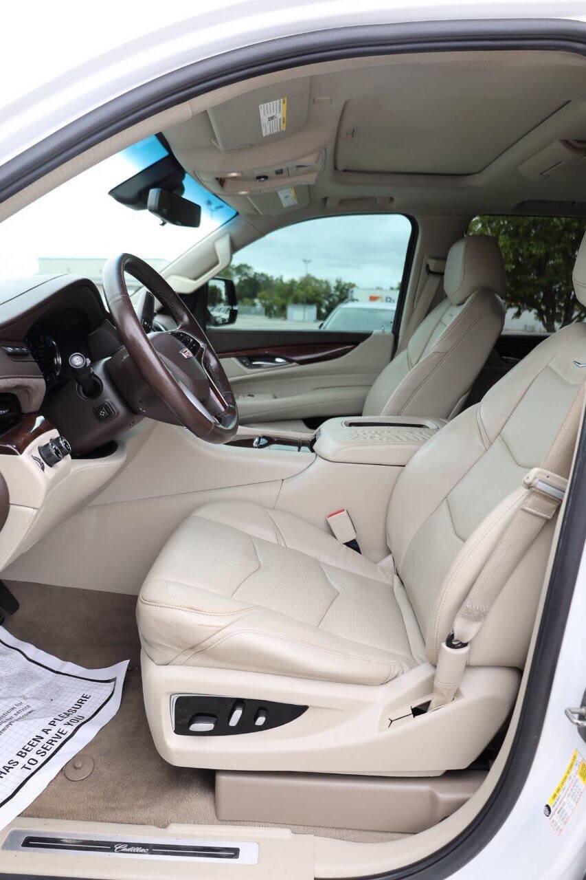 Used 2017 Cadillac Escalade Premium Luxury AWD/4WD image 13