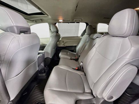 Certified 2024 Toyota Sienna XLE FWD image 32