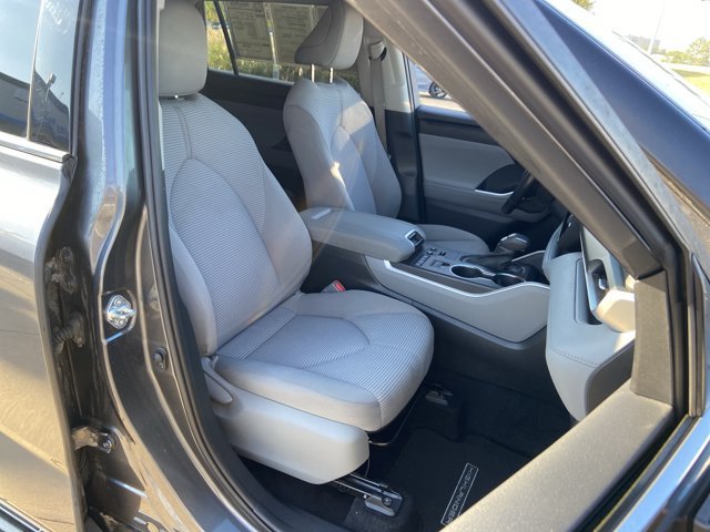 Used 2021 Toyota Highlander LE FWD image 20