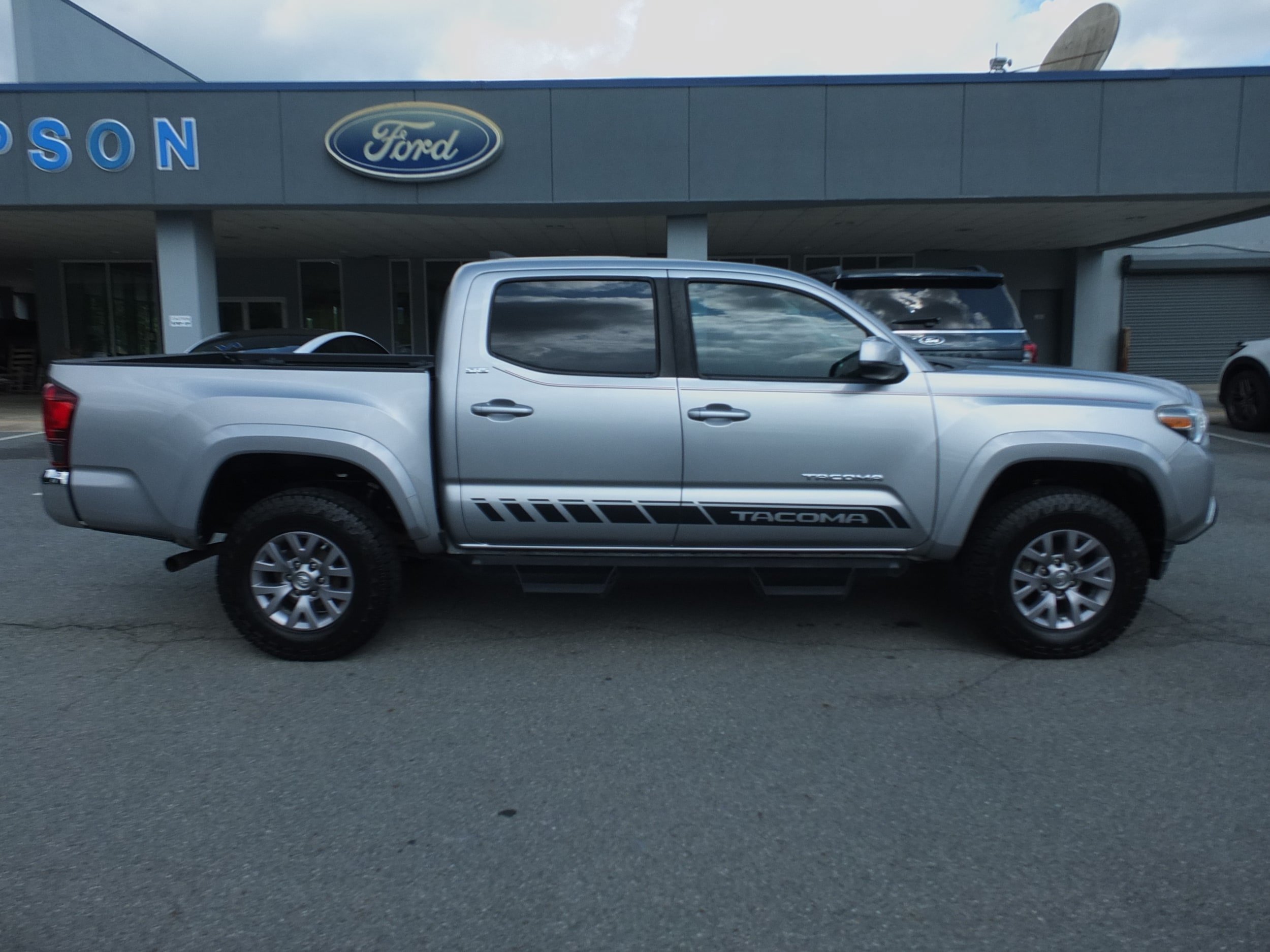 Used 2019 Toyota Tacoma SR5 RWD image 2