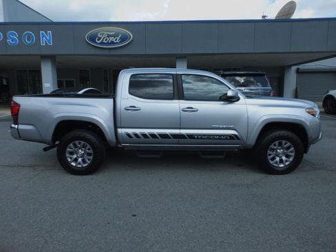 Used 2019 Toyota Tacoma SR5 RWD image 2