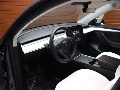 Used 2022 Tesla Model Y Long Range AWD/4WD image 24