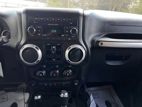 Used 2015 Jeep Wrangler Unlimited Sahara w/ Connectivity Group AWD/4WD image 16