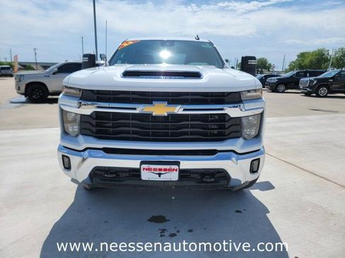 Used 2025 Chevrolet Silverado 2500 LT AWD/4WD image 2
