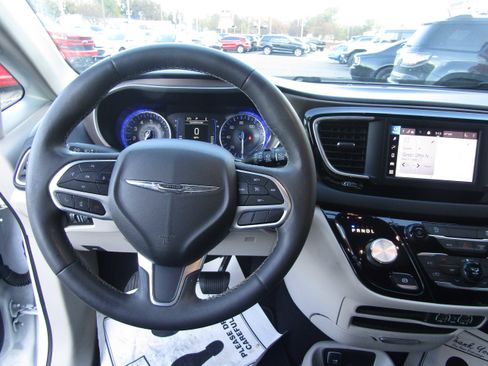 Used 2022 Chrysler Voyager LX image 22